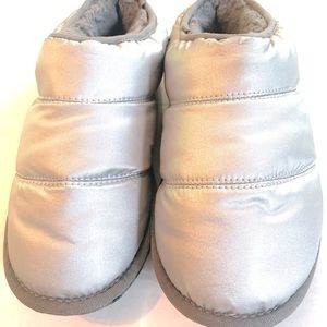SOREL WOMEN’S HADLEY PUFFER SLIPPERS, PURE SILVER, SIZE 10. EXCELLENT CONDITION.